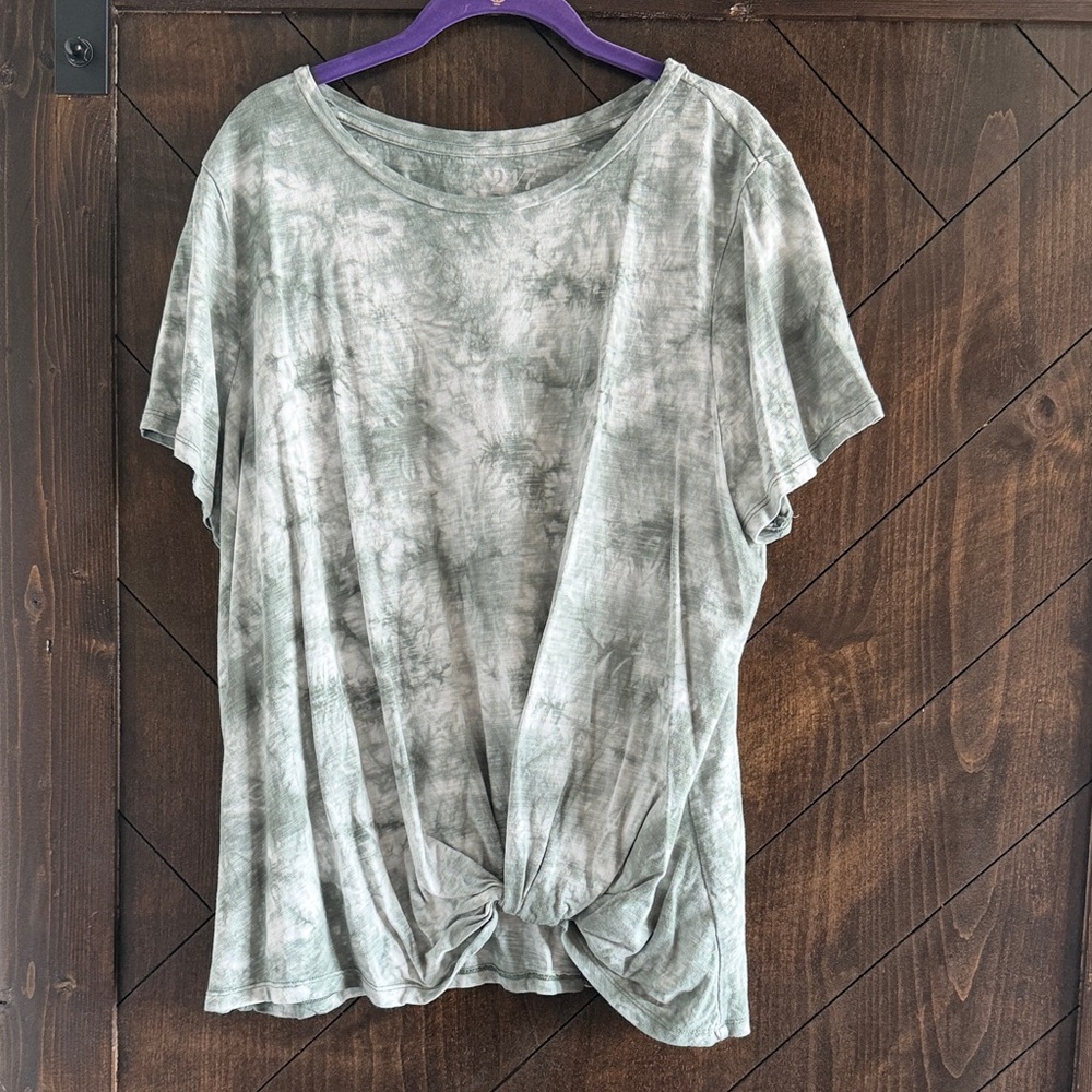 Knot-Front Short Sleeve Tee in Sage Green Tie-Dye
